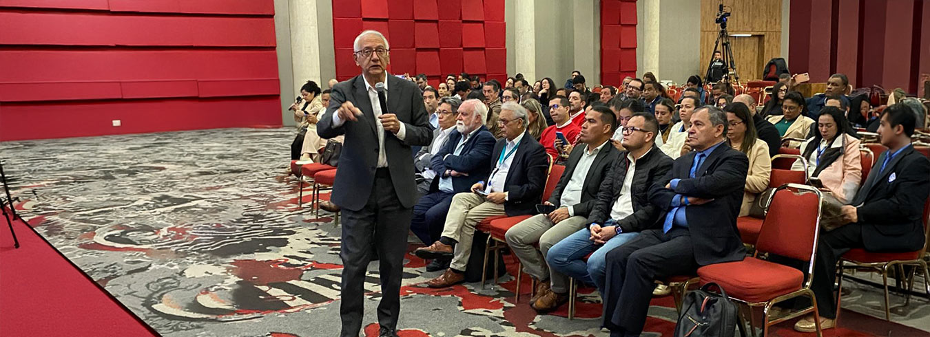 foto Minsitro de Salud en audtorio